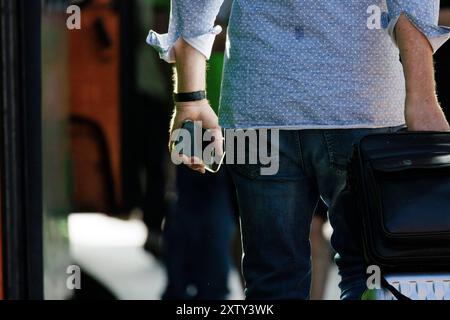 Berlino, Germania. 6 agosto 2024. Telefono cellulare in mano a un viaggiatore, Berlino, 6 agosto 2024. Credito: dpa/Alamy Live News Foto Stock