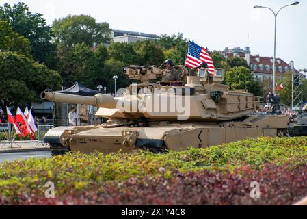 Varsavia, Polonia. 15 agosto 2024. I militari statunitensi presentano carri armati M1A2 SEP V3 Abrams a Wislostrada, nel centro di Varsavia, la capitale della Polonia, durante una parata militare sulle forze armate polacche, insieme alle truppe alleate di stanza nel paese, hanno partecipato a una parata di fronte al pubblico, ai media, e riuniti dignitari. Prima della sfilata, il vice primo ministro e ministro della difesa nazionale della Polonia, Wladyslaw Kosiniak-Kamysz, il primo ministro della Polonia, Donald Tusk, e il presidente della Polonia, Andrzej Duda si rivolse al pubblico e ai media riuniti. La parata era venduta Foto Stock