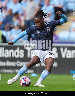 Brandon Thomas-Asante di Coventry City si scalda prima del match per il titolo Sky Bet alla Coventry Building Society Arena di Coventry. Data foto: Venerdì 16 agosto 2024. Foto Stock