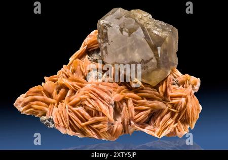 Cerussite su Barite, Mibladden, Marocco Foto Stock