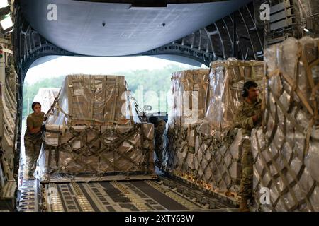 26 luglio 2024 - Little Rock Air Force base, Arkansas, Stati Uniti - gli aviatori statunitensi assegnati al 21st Airlift Squadron e al 19th Logistics Readiness Squadron caricano e mettono in sicurezza il carico di aiuti umanitari su un C-17 Globemaster III alla Little Rock Air Force base, Arkansas, 27 luglio 2024. L'equipaggio del C-17 assegnato a Travis AFB, California, ha consegnato aiuti umanitari in America centrale come parte del programma Denton, un programma di trasporto del DoD che sposta carichi umanitari donati da organizzazioni non governative (ONG) con sede negli Stati Uniti alle nazioni in via di sviluppo. (Immagine di credito: © Chustine Minoda/U.S. Air Force/ZUMA Foto Stock