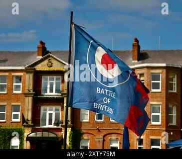 Una vista ravvicinata di una bandiera della Battaglia d'Inghilterra, che sventola in alto sul lungomare, a Lytham St Annes, Lancashire, Regno Unito, Europa Foto Stock