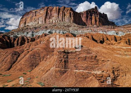 The Castle Formation e Strata stratificata (dall'alto verso il basso) Wingate Sandstone, Chinle Formation e Moenkopi Formation - Capitol Reef National Park Foto Stock