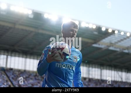 Victor Torp di Coventry City durante il match per il titolo Sky Bet alla Coventry Building Society Arena di Coventry. Data foto: Venerdì 16 agosto 2024. Foto Stock