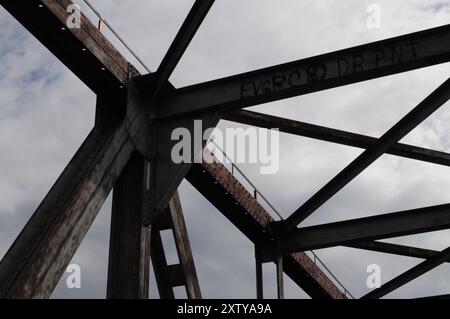 Struttura metallica a ponte contro il cielo Foto Stock