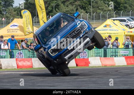 British Motor Show 2024, tenutosi a Farnborough, Hampshire, Inghilterra, Regno Unito, dal 15 al 18 agosto 2024. Giorno 2 dell'evento annuale. Guida acrobatica di Paul Swift Foto Stock