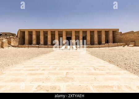 Tempio di Abido, tempio di Seti i, portico con facciata con pilastri, sponda occidentale del Nilo, Sohag (Suhag, Suhaj), Egitto, Nord Africa, Africa Foto Stock