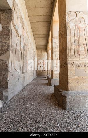 Tempio di Abido, tempio di Seti i, portico con pilastri e rilievo, sponda occidentale del Nilo, Sohag (Suhag, Suhaj), Egitto, Nord Africa, Africa Foto Stock