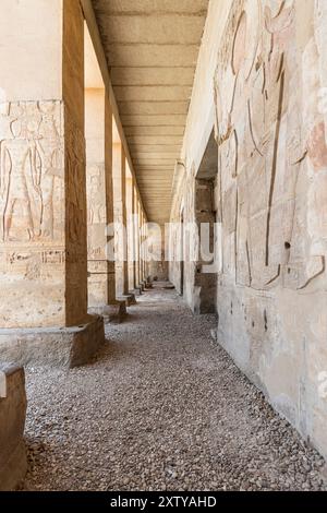 Tempio di Abido, tempio di Seti i, portico con pilastri e rilievo, Sohag (Suhag, Suhaj), Egitto, Nord Africa, Africa Foto Stock