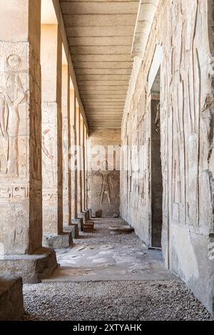 Tempio di Abido, tempio di Seti i, portico con pilastri e rilievo, Sohag (Suhag, Suhaj), Egitto, Nord Africa, Africa Foto Stock