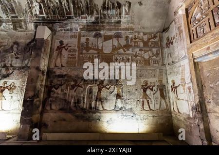 Tempio di Abido, tempio di Seti i, santuario interno, rilievo e dipinti, sponda occidentale del Nilo, Sohag (Suhag, Suhaj), Egitto, Nord Africa, Africa Foto Stock