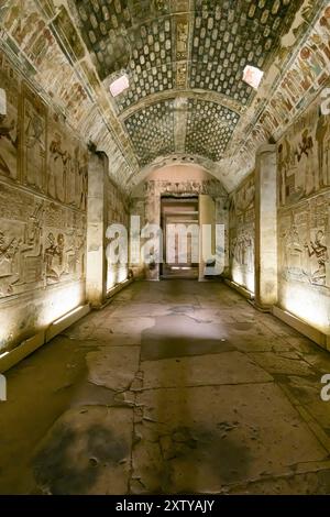 Tempio di Abido, tempio di Seti i, santuario interno con rilievi e dipinti, sponda occidentale del Nilo, Sohag (Suhag, Suhaj), Egitto, Nord Africa, Africa Foto Stock