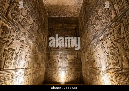Complesso del tempio di Dendera (Denderah), tempio di Hathor, santuario interno con sollievo, Governatorato di Qena, Egitto, Nord Africa, Africa Foto Stock