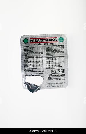 Chiudere una confezione di Paracetamol 500 mg isolato su sfondo bianco Foto Stock