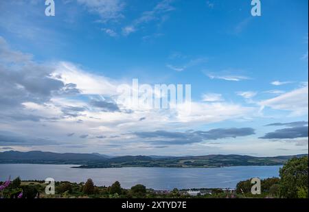 Fotografie di paesaggi di un bellissimo cielo blu con nuvole, punto panoramico lungo il fiume, collina, montagna, fiume Clyde, Scozia; Regno Unito; Port Glasgow Foto Stock