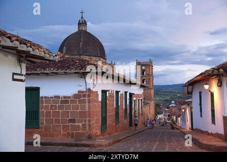 La strada coloniale acciottolata di Barichara, Colombia, dichiarata Monumento Nazionale e nota per essere il più bel villaggio colombiano. Foto Stock