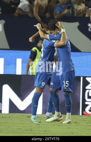 Davide Adorni del Brescia calcio FC abbraccia Andrea Cistana del Brescia calcio FC durante il Brescia calcio FC vs Palermo FC, 1Â° partita di serie BKT 2024-25 allo stadio Mario Rigamonti di Brescia, Italia, il 16 agosto 2024. Foto Stock