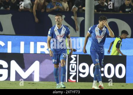 Davide Adorni del Brescia calcio FC abbraccia Andrea Cistana del Brescia calcio FC durante il Brescia calcio FC vs Palermo FC, 1Â° partita di serie BKT 2024-25 allo stadio Mario Rigamonti di Brescia, Italia, il 16 agosto 2024. Foto Stock