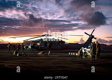 12 luglio 2024 - Joint base Pearl Harbor-Hickam, Hawaii, Stati Uniti - gli uomini d'aviazione della Marina degli Stati Uniti si preparano a caricare un MH-60S Seahawk con un Airborne Mine Neutralization System presso la Marine Corps Air Station Kaneohe Bay, Hawaii, 12 luglio 2024. Ventinove nazioni, 40 navi di superficie, tre sottomarini, 14 forze terrestri nazionali, più di 150 aerei e 25.000 personale partecipano al RIMPAC nelle e intorno alle isole Hawaii, da giugno 27 ad agosto. 1, 2024. Il RIMPAC, la più grande esercitazione marittima internazionale al mondo, offre un'opportunità di formazione unica, promuovendo e sostenendo la rela cooperativa Foto Stock