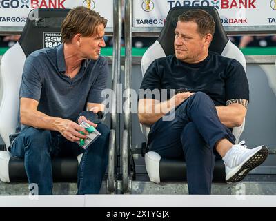 Christoph Freund, Sportdirektor (FC Bayern Muenchen) im Gespraech mit Max Eberl, Sport-Vorstand (FC Bayern Muenchen), GER, SSV Ulm 1846 vs. FC Bayern Muenchen, Fussball, DFB-Pokal, 1. Runde, Spielzeit 2024/2025, 16.08.2024, le normative DFB/DFL vietano qualsiasi uso di fotografie come sequenze di immagini e/o quasi-video. Foto: EIBNER/Michael Schmidt Foto Stock