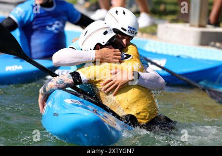 PARIGI, FRANCIA - 05 AGOSTO: Noah Hegge del Team Germany festeggia con Elena Lilik del Team Germany dopo aver vinto il bronzo nella finale Canoe Slalom Men's kayak Cross nella decima giornata dei Giochi Olimpici di Parigi 2024 allo Stadio Nautico Vaires-Sur-Marne il 5 agosto 2024 a Parigi, Francia. © diebilderwelt / Alamy Stock Foto Stock