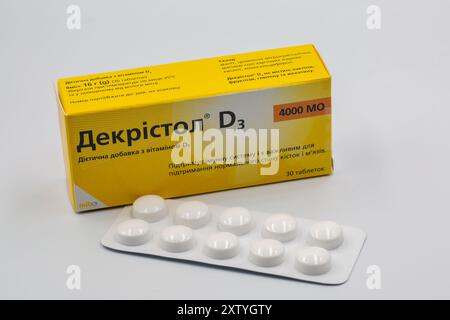 Kiev, Ucraina - 15 giugno 2024: Studio Shoot of Dekristol 4000 UI by Mibe Box and strip with vitamina D3 food Supplement pillole closeup on white. Foto Stock