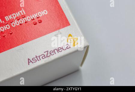 Kiev, Ucraina - 28 giugno 2024: Studio fotografico del logo AstraZeneca sulla scatola di pillole primo piano su bianco. Si tratta di una multinazionale farmaceutica britannico-svedese AN Foto Stock