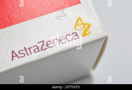 Kiev, Ucraina - 28 giugno 2024: Studio fotografico del logo AstraZeneca sulla scatola di pillole primo piano su bianco. Si tratta di una multinazionale farmaceutica britannico-svedese AN Foto Stock