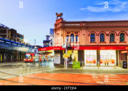 Sydney, Australia - 20 giugno 2024: Centro città di Parramatta al tramonto con la nuova linea di tram della metropolitana leggera dietro l'angolo. Foto Stock