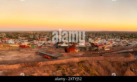 Luce del sole dell'ora d'oro sopra la città d'argento Broken Hill in un panorama aereo panoramico dell'industria mineraria dell'entroterra australiano. Foto Stock