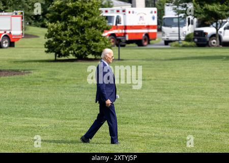 Washington, Stati Uniti. 16 agosto 2024. Il presidente degli Stati Uniti Joe Biden cammina sul South Lawn per salire a bordo di Marine One alla Casa Bianca di Washington, DC, negli Stati Uniti, il 16 agosto 2024. Biden venerdì ha detto che un accordo di cessate il fuoco in Medio Oriente è "più vicino che mai", osservando che "non ci siamo ancora". Crediti: HU Yousong/Xinhua/Alamy Live News Foto Stock