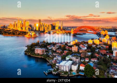 Lussuoso sobborgo di Kirribilli illuminato dal sole sulla Lower North Shore di Sydney, affacciato sulla città del porto di Sydney e sui punti di riferimento della città aerea. Foto Stock