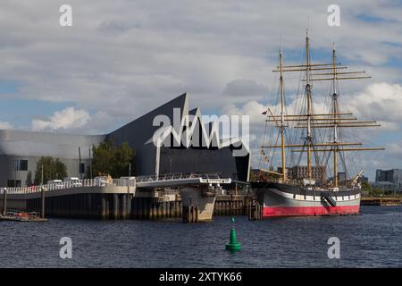 L'iconico paesaggio lungo il fiume di Glasgow con il nuovo ponte in costruzione Foto Stock