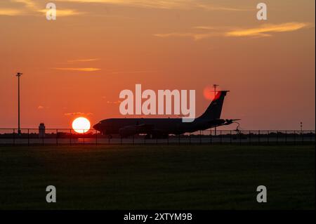 Un KC-135 Stratotanker assegnato al 6th Air Refueling Wing viene mostrato sulla linea di volo durante un esercizio di preparazione operativa nucleare il 13 agosto 2024 presso la MacDill Air Force base, Florida. Il KC-135 Stratotanker ha fornito supporto per il rifornimento aereo alla United States Air Force per più di 60 anni. (Foto U.S. Air Force di Airman Monique Stober) Foto Stock