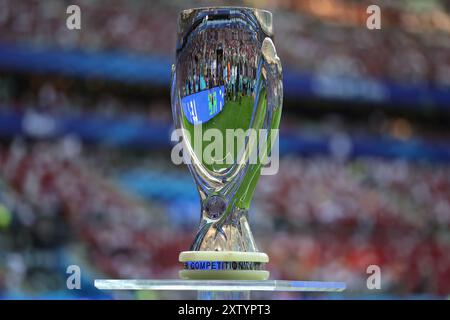 Varsavia, Polonia, 14 agosto 2024. Il trofeo della Supercoppa UEFA viene mostrato sul pitc prima della partita della Supercoppa UEFA allo Stadio Nazionale di Varsavia. Il credito immagine dovrebbe essere: Jonathan Moscrop / Sportimage Foto Stock