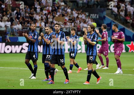 Varsavia, Polonia. 14 agosto 2024. I giocatori dell'Atalanta accolgono i loro tifosi dopo il fischio finale della partita di Supercoppa UEFA allo Stadio Nazionale di Varsavia. Il credito per immagini dovrebbe essere: Jonathan Moscrop/Sportimage Credit: Sportimage Ltd/Alamy Live News Foto Stock