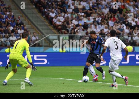 Varsavia, Polonia. 14 agosto 2024. Ben Godfrey di Atalanta è sfidato da Ferland Mendy del Real Madrid mentre allinea un tiro in porta durante la partita di Supercoppa UEFA allo Stadio Nazionale di Varsavia. Il credito per immagini dovrebbe essere: Jonathan Moscrop/Sportimage Credit: Sportimage Ltd/Alamy Live News Foto Stock