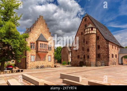 Deutsches Haus, uno storico edificio in legno a Marburgo, Germania, illuminato al crepuscolo Foto Stock