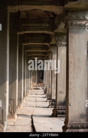 Corridoio tonale all'interno del complesso del tempio di Angkor Wat Foto Stock