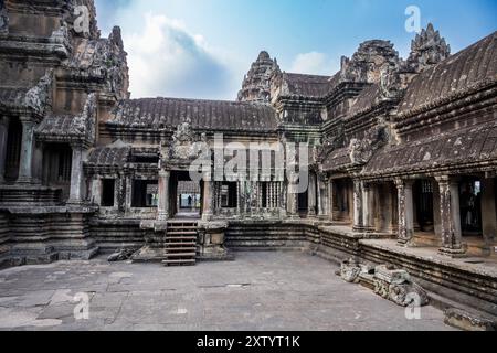 Uno degli stagni sacri di Angkor Wat. Quanta acqua tenevano e quale fosse la loro funzione originale non è nota. Foto Stock