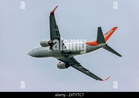 Un Boeing 737-500 Air North poco dopo la partenza dall'aeroporto internazionale Erik Neilson Whitehorse nello Yukon, Canada. Foto Stock