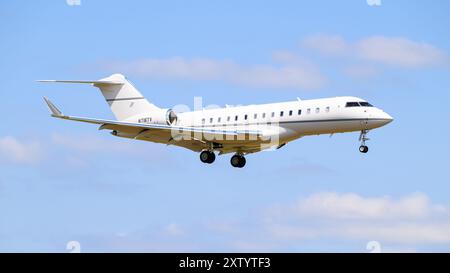 Everett, WA, Stati Uniti d'America - 28 luglio 2024; White Bombardier BD-700-1A10 Global 6000 sull'avvicinamento finale alla terra senza logo Foto Stock