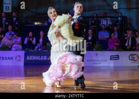Stoccarda, Germania. 16 agosto 2024. Alexey Glukhov e Anastasia Glazunova ballano al German Open Championships (GOC). La coppia moldava ha vinto il WDSF GrandSlam Standard Adult il 16.08.2024. Credito: Catherine Simon/dpa/Alamy Live News Foto Stock