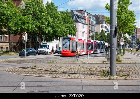 Brema, Germania, 16 luglio 2024 - Tramway in viaggio per le strade del centro città Foto Stock