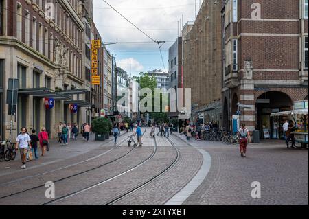 Brema, Germania, 16 luglio 2024 - sentieri della funivia ed edifici storici nella piazza centrale Unser Lieben Frauen Kirchhof Foto Stock