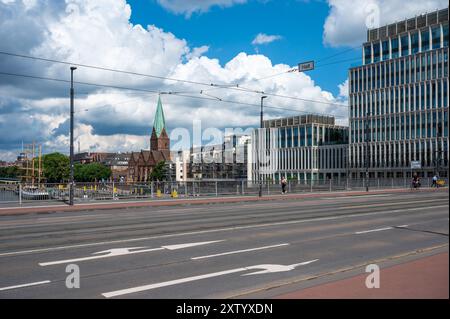 Brema, Germania, 16 luglio 2024 - binari tranviari vuoti presso il ponte Wilhelm Kaisen Brücke Foto Stock