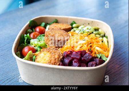 Ciotola di piselli, verdure e falafel, un piatto vegano a Brema, Germania Foto Stock