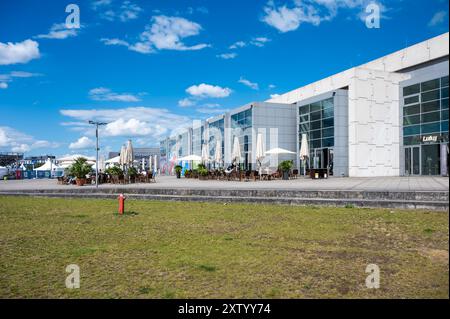 Brema, Germania, 16 luglio 2024 - il moderno centro commerciale sul lungomare Foto Stock