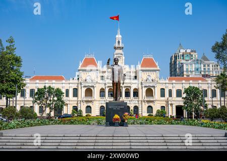Statua del famoso ho chi min, all'esterno dell'edificio del Comitato del popolo nella città di ho chi min. Foto Stock