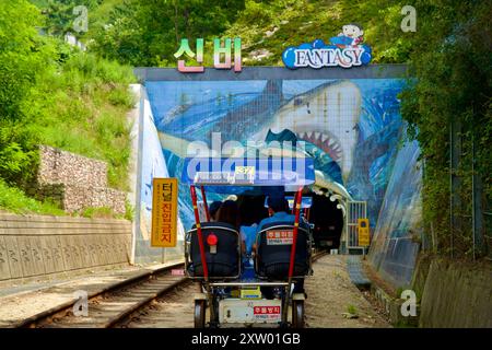 Fantasy Tunnel, Samcheok, rail bike, Corea, tunnel, colorato, murale, avventura, viaggio, esplorazione, panoramica, all'aperto, turismo, attrazione unica, arte, Foto Stock